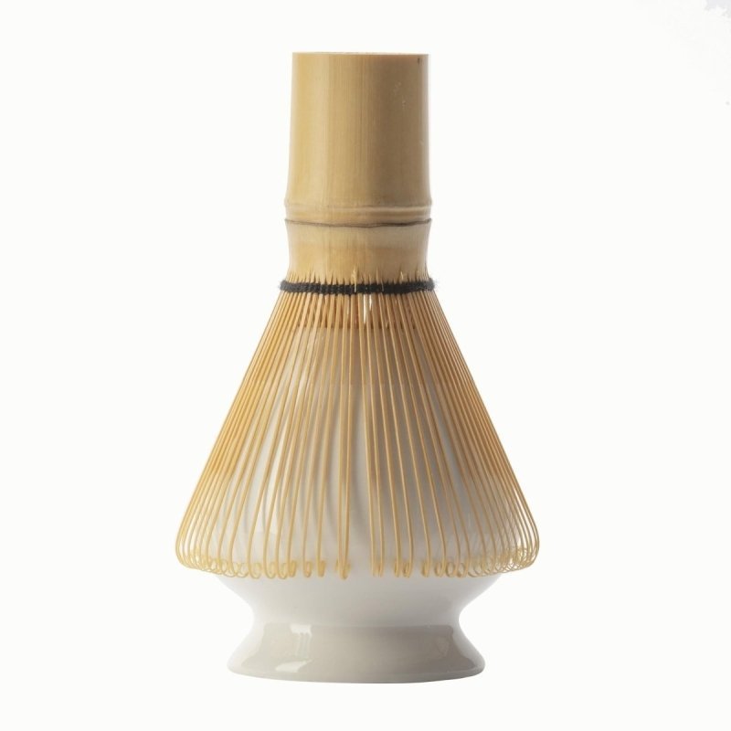 Matcha Bambusbesen auf weißem Besenhalter