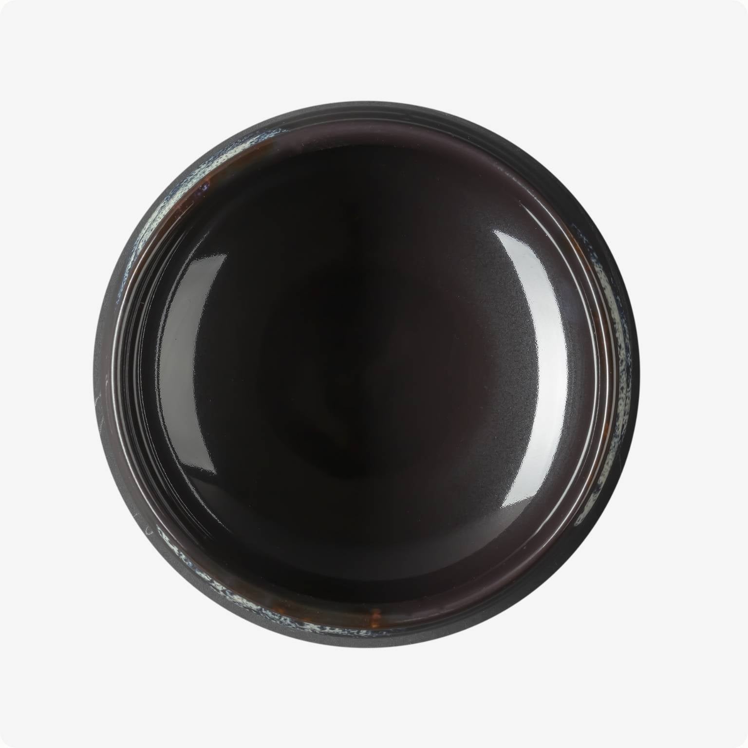 Schwarze Matcha Schale mit Muster, handgefertigt mit Hochglanzlasur, zur Zubereitung von Matcha