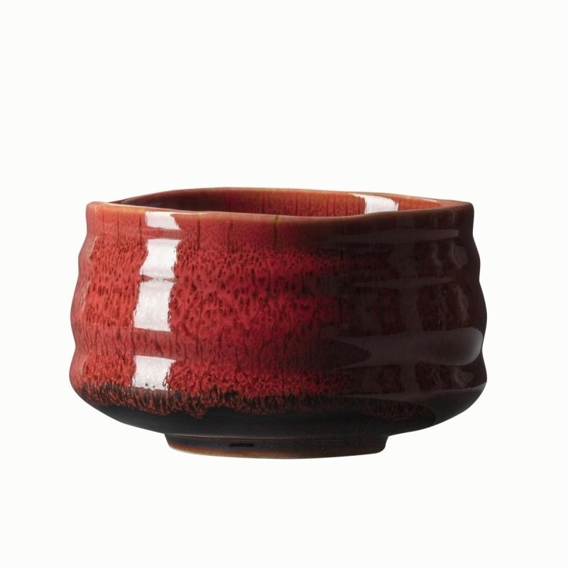 Rote, gemusterte Matcha Schale mit flachem Boden und gewölbten Rand zur Zubereitung von Matcha