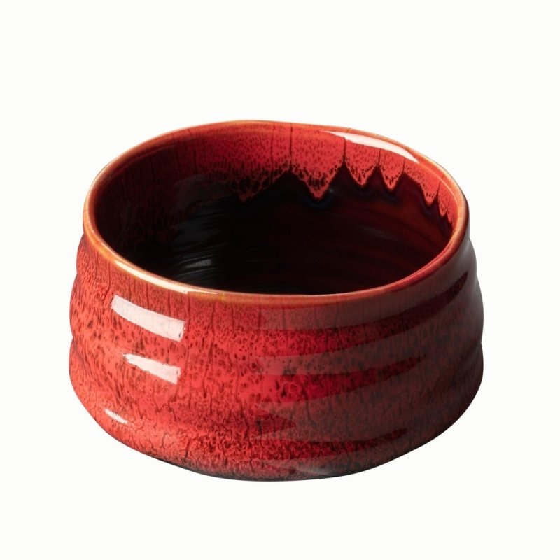 Rote, gemusterte Matcha Schale, mit hohen geraden Wänden zur optimalen Zubereitung von Matcha Tee