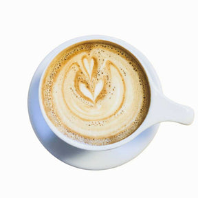 Hojicha Latte in Tasse serviert.